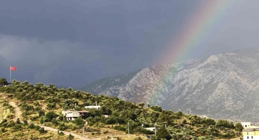 T&uuml;rk bayrağı ve g&ouml;kkuşağı aynı karede buluştu
