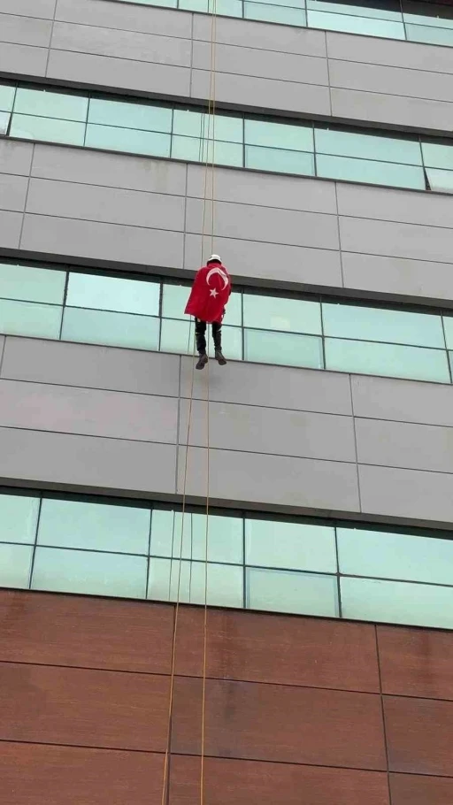 T&uuml;rk bayrağına saldırıya Aydın&rsquo;dan tepki: 30 metreye tırmanıp zirveye astı
