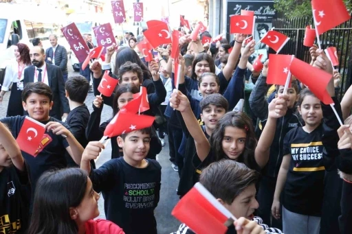 Türk bayrağını kapan sokağa çıktı, minik öğrenciler cumhuriyeti kutladı