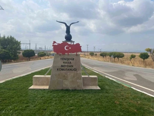 Türk Bayraklı kartal heykeline büyük ilgi
