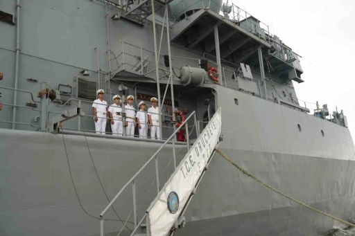 T&uuml;rk donanmasından Atlantik&rsquo;in &ouml;tesinde g&uuml;&ccedil; g&ouml;sterisi: TCG Oru&ccedil;reis New York&rsquo;ta
