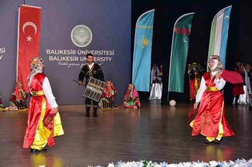T&uuml;rk D&uuml;nyasının renkleri Balıkesir&rsquo;de sahneye taşındı
