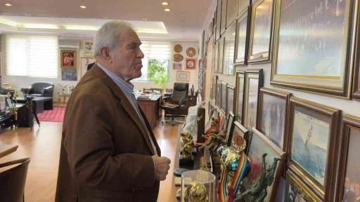 T&uuml;rk g&uuml;reşinin &ouml;nemli ismi Ahmet Ayık&rsquo;a anlamlı &ouml;d&uuml;l
