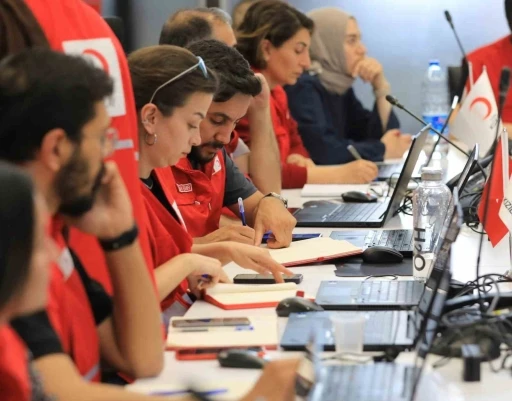Türk Kızılay İstanbul depremi sonrası beslenme desteğiyle toplanma alanlarında

