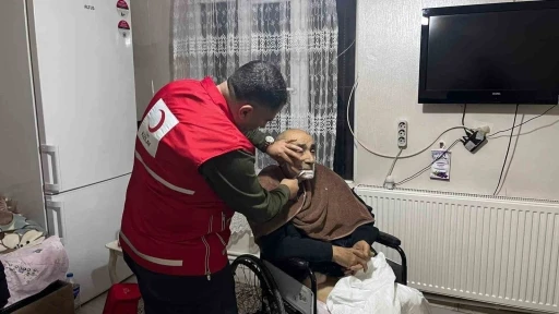 T&uuml;rk Kızılay Muradiye Şube başkanından yaşlılara kuaf&ouml;r hizmeti
