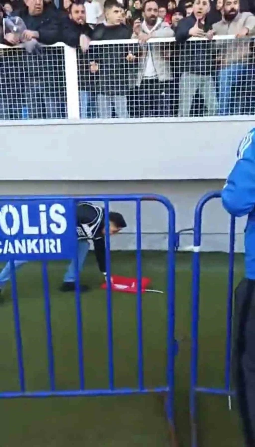 T&uuml;rk polisinin bayrak sevdası: Tartışma sırasında d&uuml;şen bayrağı kaldırdı
