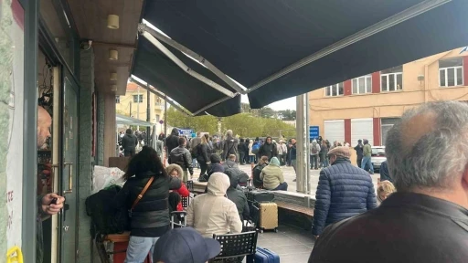 T&uuml;rk tatilciler d&ouml;n&uuml;ş yolunda Yunanistan&rsquo;ın Midilli Adası&rsquo;nda mahsur kaldı
