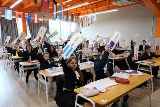 T&uuml;rk ve Rus &ouml;ğrenciler aynı masada
