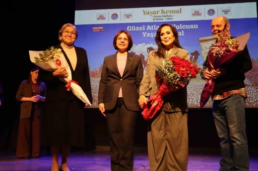 T&uuml;rkan Şoray, T&uuml;rk edebiyatının usta ismi Yaşar Kemal anma haftasında sevenleriyle buluştu
