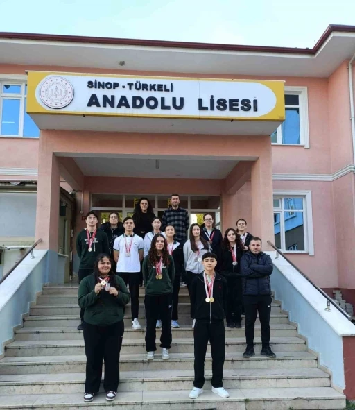 T&uuml;rkeli Anadolu Lisesi&rsquo;nden 5 il birinciliği
