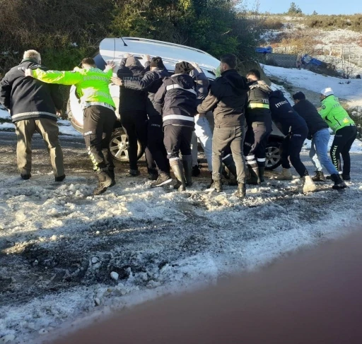 T&uuml;rkeli&rsquo;de buzlanma kazaya neden oldu: Otomobil yan yattı

