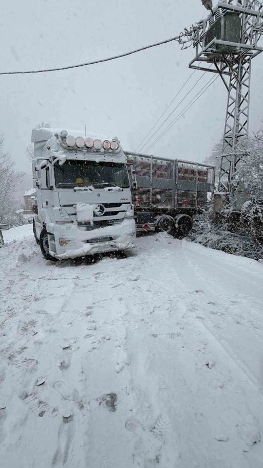 T&uuml;rkeli&rsquo;de doğalgaz tırı karda kaydı, yol ulaşıma kapandı
