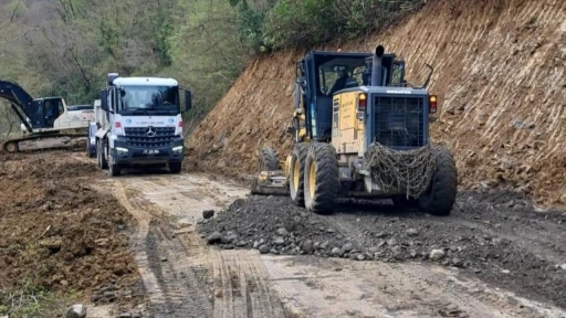 T&uuml;rkeli&rsquo;de heyelan sonrası k&ouml;y yolu g&uuml;venli hale getirildi
