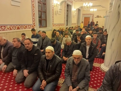 Türkeli’de Kadir Gecesi’nde camiler doldu taştı
