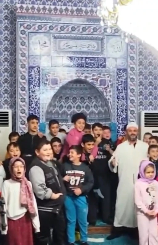 T&uuml;rkeli&rsquo;de minikler, ilahi akımına katıldı
