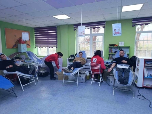 T&uuml;rkeli&rsquo;de okullarda rekor kan bağışı: 3 g&uuml;nde 253 &uuml;nite kan toplandı
