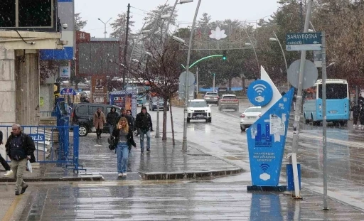 T&uuml;rkiye baharı yaşarken, Erzurum g&uuml;ne lapa lapa karla uyandı
