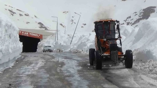 T&uuml;rkiye&rsquo;de kar rekoru Van&rsquo;da kırıldı: Karabet Ge&ccedil;idi&rsquo;nde kar kalınlığı 3 metreyi ge&ccedil;ti
