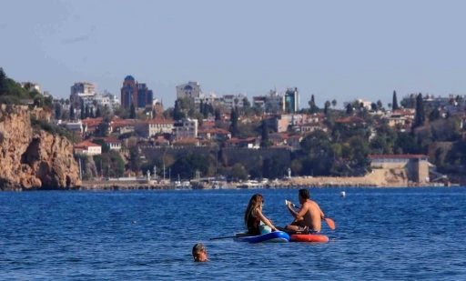 Türkiye’de karla mücadele başlarken, Antalya’da deniz mevsimi devam ediyor
