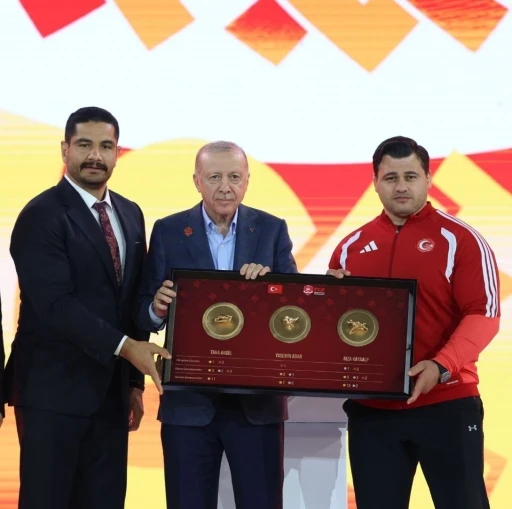 T&uuml;rkiye G&uuml;reş Federasyonu&rsquo;ndan Cumhurbaşkanı Erdoğan&rsquo;a, T&uuml;rk g&uuml;reşini simgeleyen tablo takdimi
