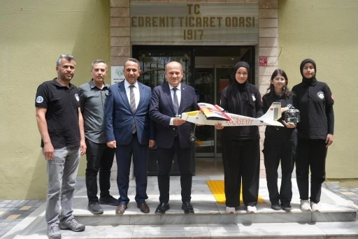 Türkiye ikincisi olan öğrencilerden Edremit Ticaret Odası’na ziyaret
