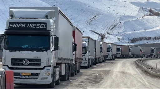 T&uuml;rkiye-İran sınır kapısında 2 kilometrelik tır kuyruğu oluştu

