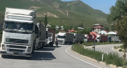 Türkiye-İran sınırında 2 kilometrelik tır kuyruğu
