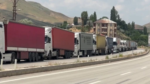 T&uuml;rkiye-İran sınırında 5 kilometrelik tır kuyruğu oluştu
