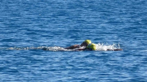 T&uuml;rkiye kar esaretindeyken, Antalya&rsquo;da kar manzarası eşliğinde denize girdiler
