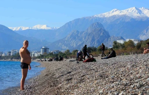 T&uuml;rkiye karla m&uuml;cadele ederken Antalya&rsquo;da deniz sefası
