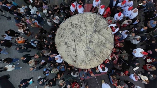 Türkiye’nin en büyük tenceresinde 6 ton pilav pişirildi
