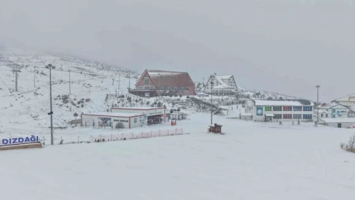 T&uuml;rkiye&rsquo;nin en ekonomik kayak tesisi beyaza b&uuml;r&uuml;nd&uuml;
