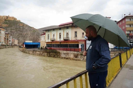 Türkiye’nin en hızlı akan Çoruh Nehri’nin su seviyesi karların erimesiyle 2 katına çıktı
