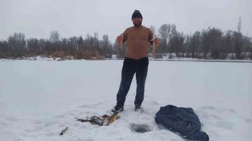 T&uuml;rkiye&rsquo;nin en uzun nehri dondu, &uuml;zerinde eskimo us&uuml;l&uuml; balık avladılar
