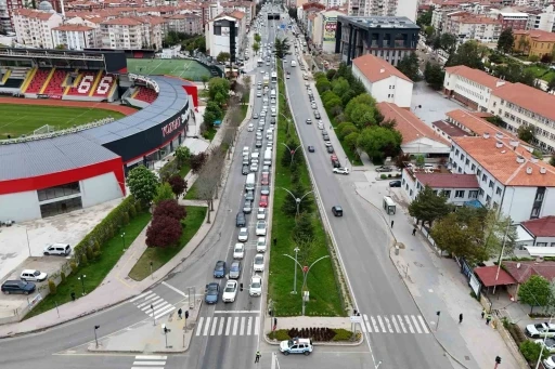T&uuml;rkiye&rsquo;nin ge&ccedil;iş g&uuml;zergahı Yozgat&rsquo;ta bayram trafiği yoğunluğu
