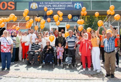 Türkiye’nin ilk MS Yaşam Merkezinde turuncu balonlar gökyüzüyle buluştu

