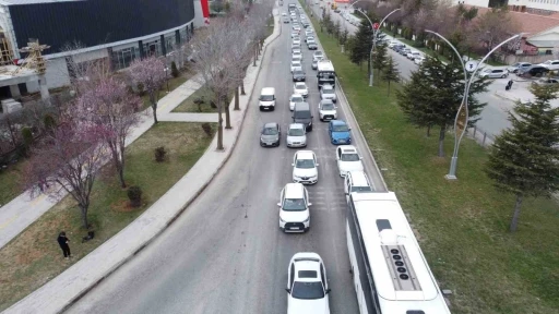 Türkiye’nin kilit kavşaklarından Yozgat E-88 karayolunda bayram trafiği yoğunluğu
