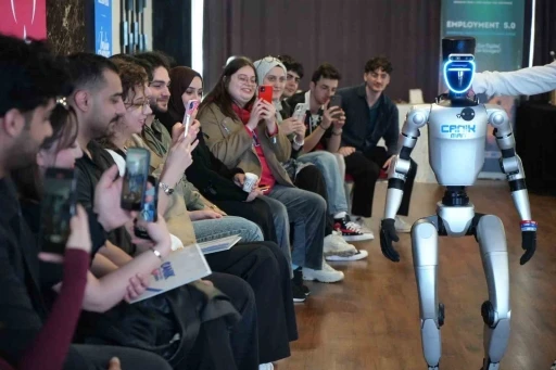 T&uuml;rkiye&rsquo;nin n&uuml;fusa kaydedilen ilk robotu gen&ccedil;lerle buluştu: CV ve girişimcilik dersi
