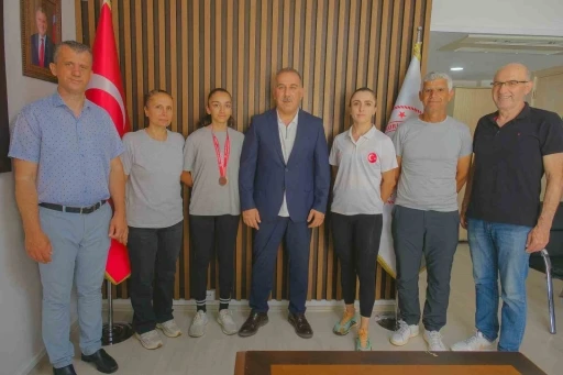 T&uuml;rkiye &uuml;&ccedil;&uuml;nc&uuml;s&uuml; bisiklet&ccedil;i Hena Aydın&rsquo;a d&ouml;nd&uuml;
