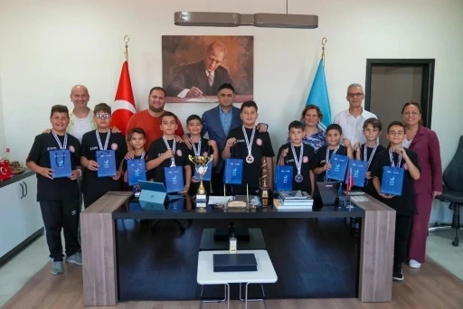 T&uuml;rkiye &uuml;&ccedil;&uuml;nc&uuml;s&uuml; halk oyunları ekibinden Başkan Acar&rsquo;a ziyaret
