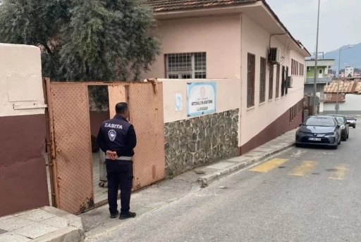 T&uuml;rkiye&rsquo;ye &ouml;rnek olacak uygulama s&uuml;r&uuml;yor: "Zabıta ekiplerinin okul n&ouml;beti"
