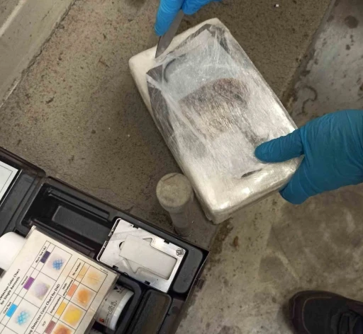 T&uuml;rkiye&rsquo;ye sokulmak istenen 3 kilo 190 gram kokain sınırda yakalandı
