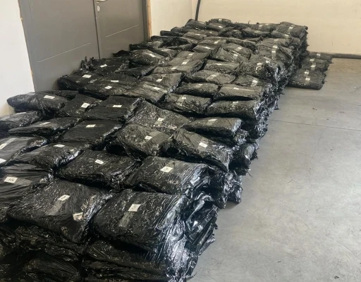 T&uuml;rkiye&rsquo;ye sokulmak istenen 739 kilo esrar sınırda yakalandı
