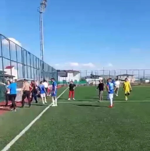 T&uuml;rkoğlu&rsquo;nda şampiyonluk ma&ccedil;ı sonrası kavga
