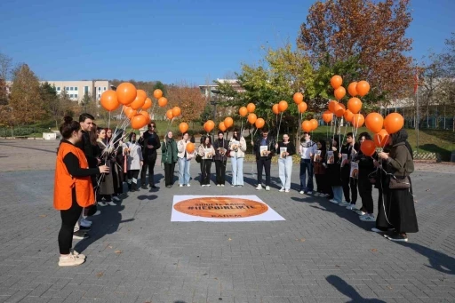 Turuncu balonlar gökyüzüne bırakıldı
