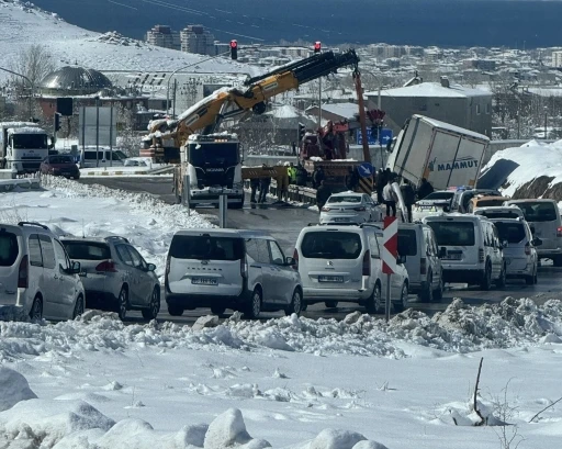Tuşba&rsquo;da tır kazasında uzun ara&ccedil; kuyruğu oluştu
