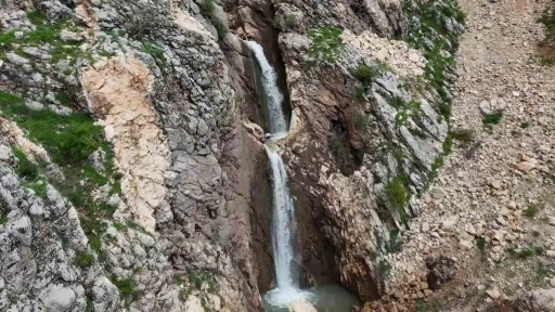 Tut il&ccedil;esindeki şelaleler coştu
