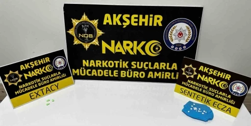 Tutuklu oğlunu ziyarete gitti, &uuml;zerinden 18 uyuşturucu hap &ccedil;ıktı
