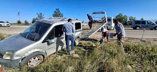 Tütün işçilerini taşıyan otomobil, hafif ticari araçla kafa kafaya çarpıştı; 6 yaralı
