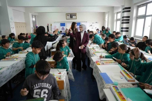 Tuval başında umut: Erzincanlı &ccedil;ocuklar sanatla buluştu
